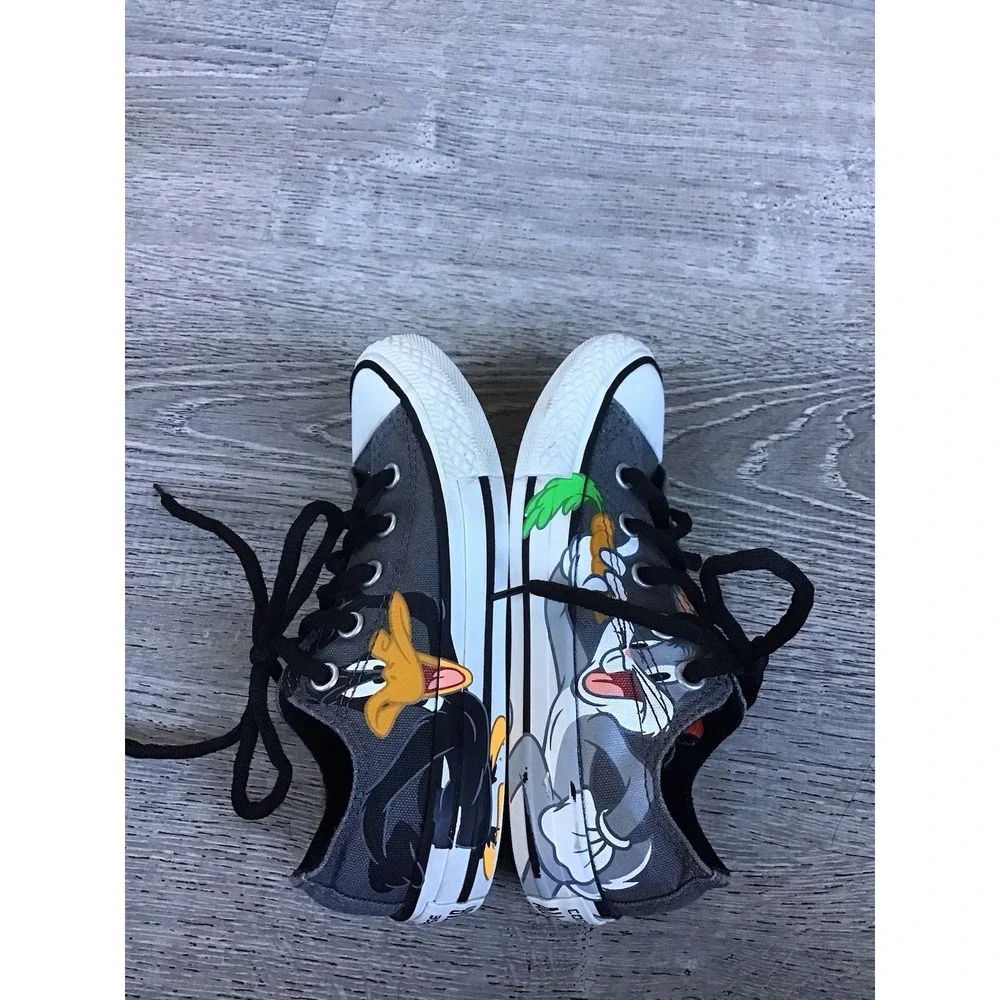 Converse Youth Size 12C Chuck Taylor All Star Looney Tunes LOW TOP 358892f